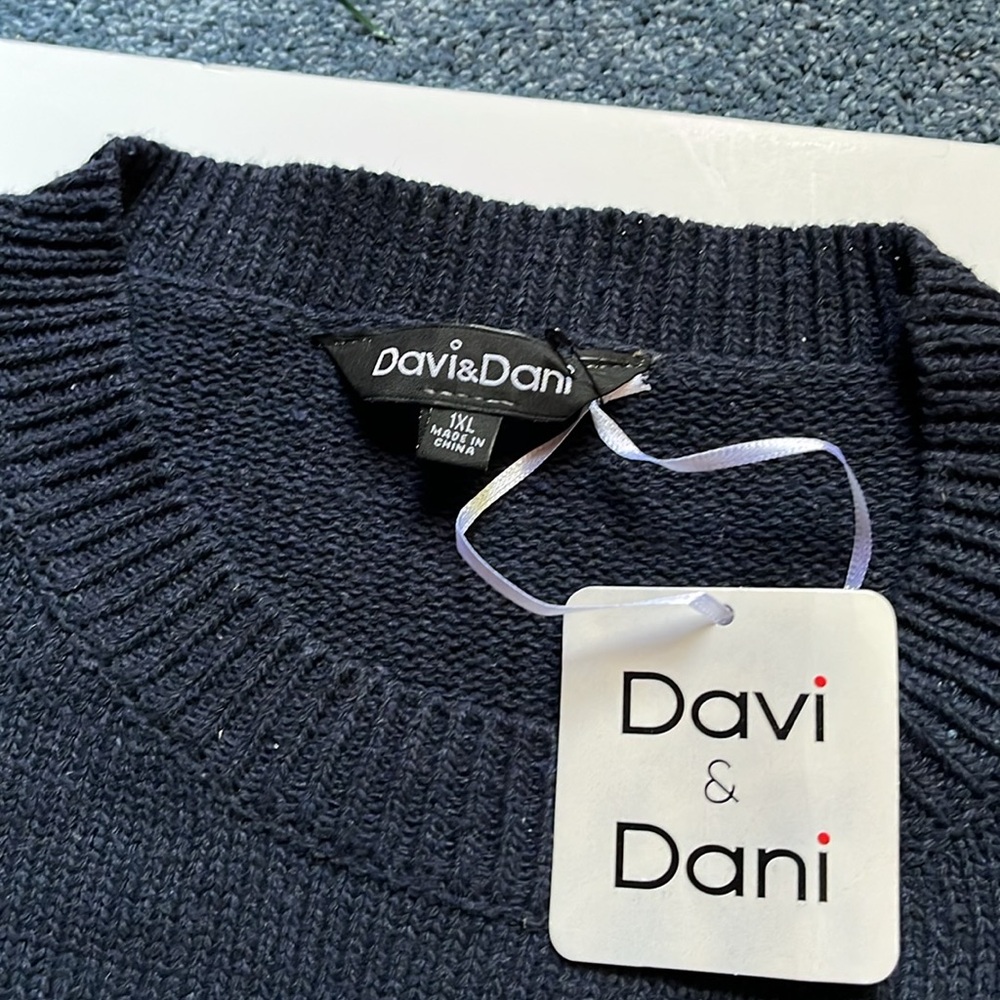 NWT Davi & Dani Navy Printed Sleeve Sweater Size 1X - Picture 3 of 9